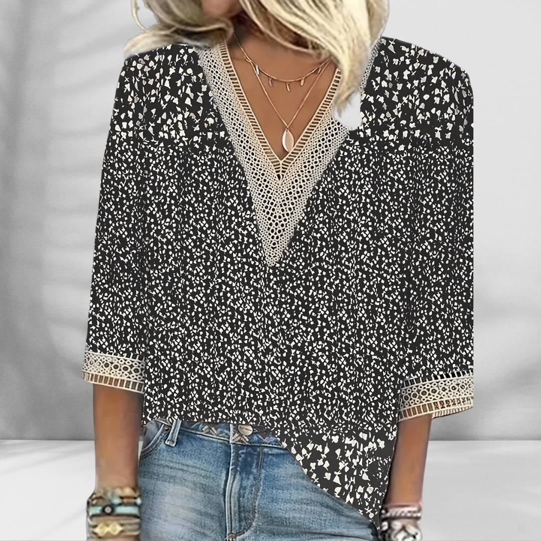 Haut femme Danoir Paris, blouse boho élégante, tissu léger avec détails floraux, porté avec manches longues et col en V