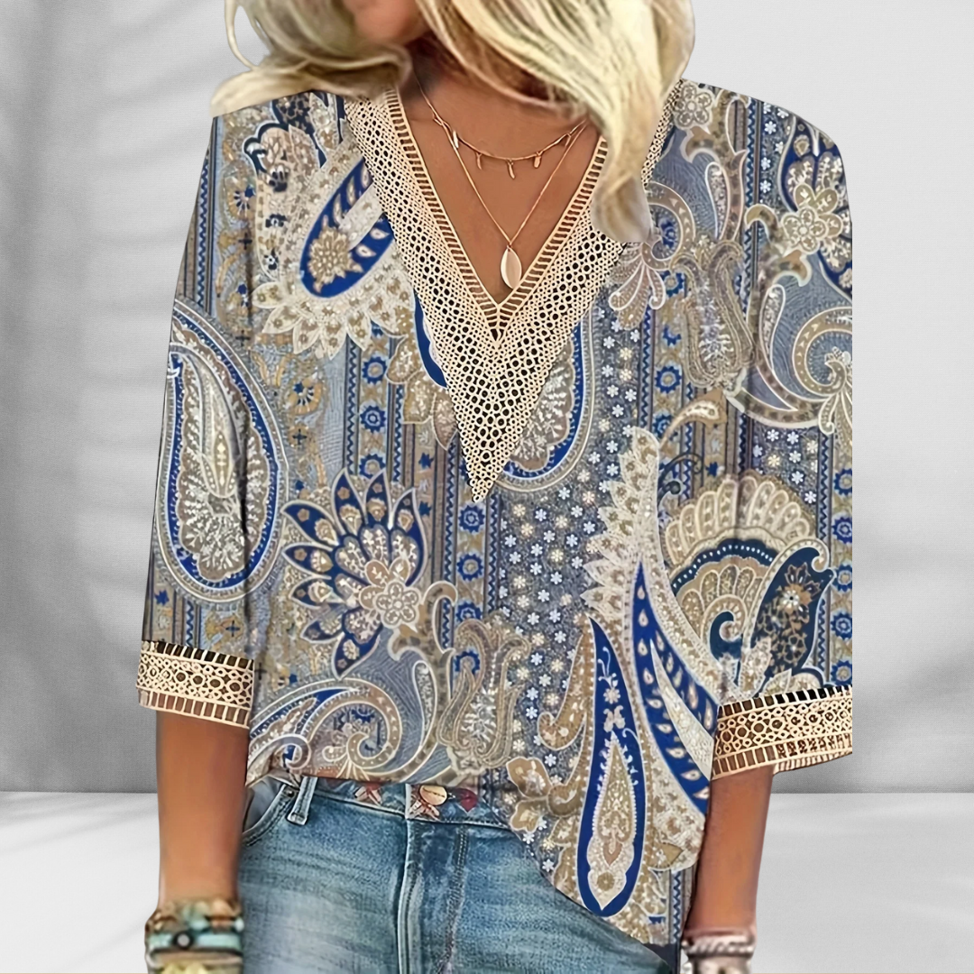 Blouse boho élégante pour femme Danoir Paris, coupe fluide, détails en dentelle et manches longues, style chic et décontracté.