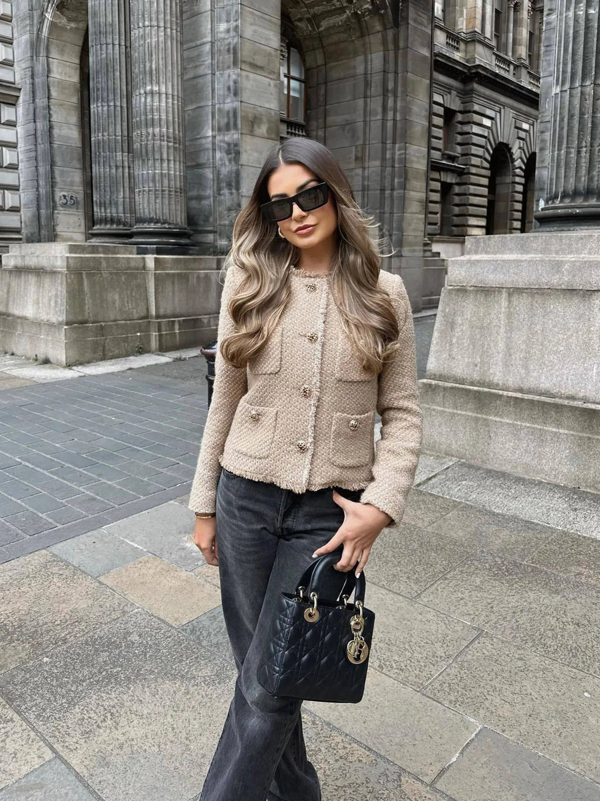 Veste chic beige Alice de Danoir Paris, en tissu élégant, vue de face sur fond neutre.