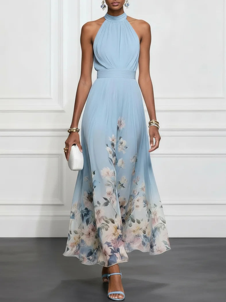 Robe longue maxi Kezia™ de Danoir Paris en chiffon bleu clair à fleurs, sans manches, style halter et coupe évasée.