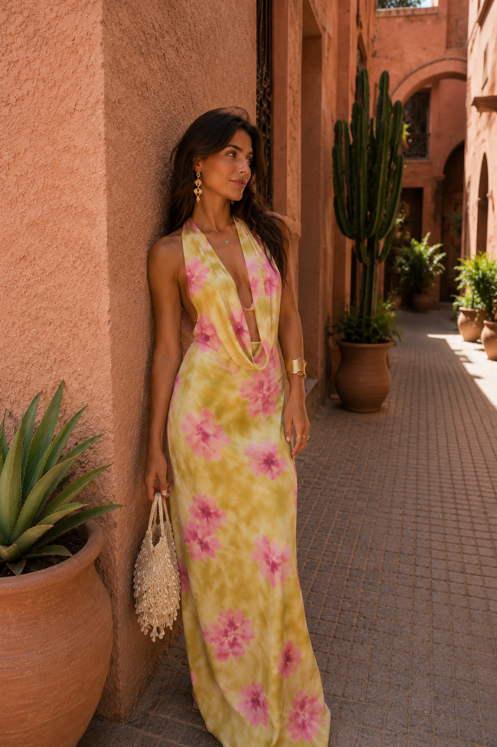 Robe hawaïenne Danoir Paris à motifs floraux colorés, manches courtes et coupe fluide, idéale pour l'été.