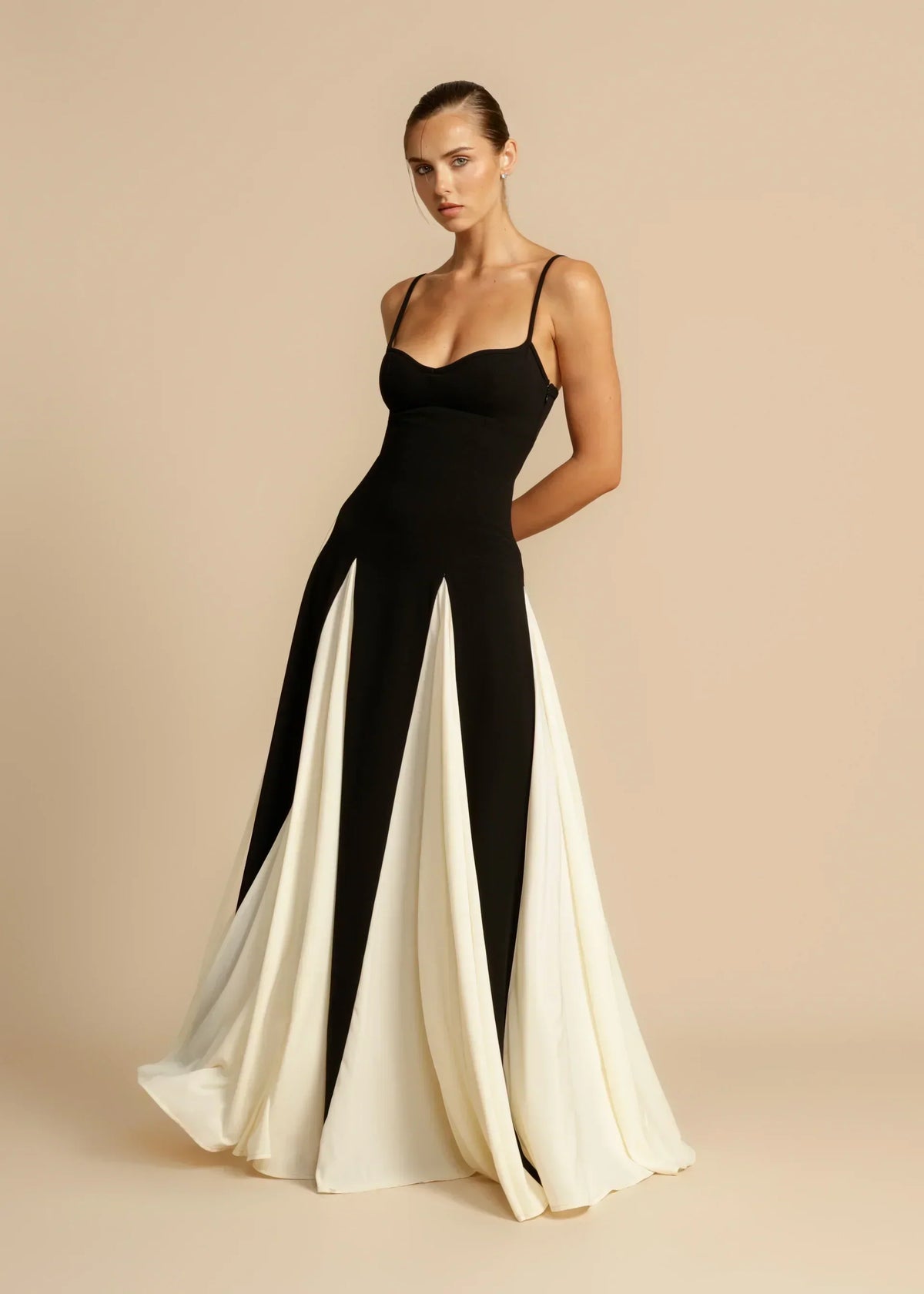 Robe longue élégante Sandra de Danoir Paris, tissu fluide et design chic, portée avec accessoires.