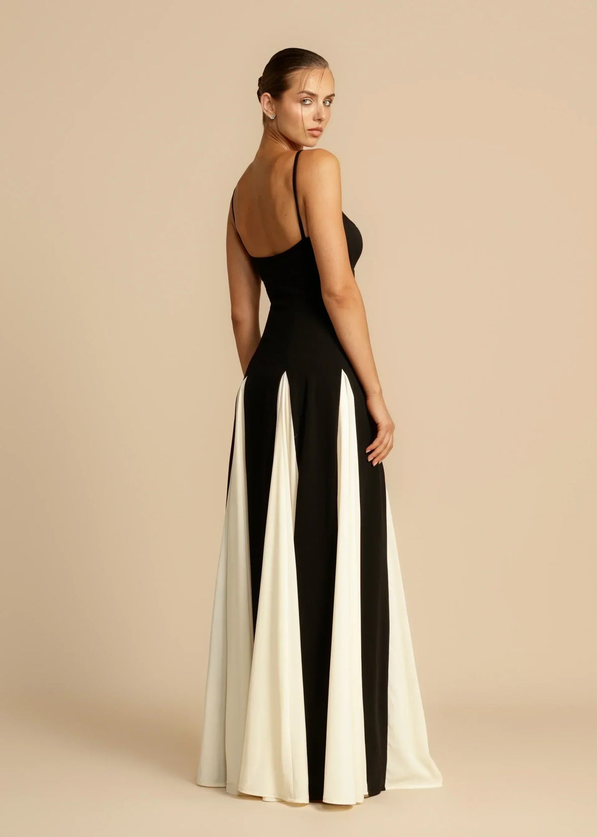 Robe longue élégante Sandra de Danoir Paris en tissu fluide, vue de face, couleur sophistiquée pour soirée ou occasion spéciale.