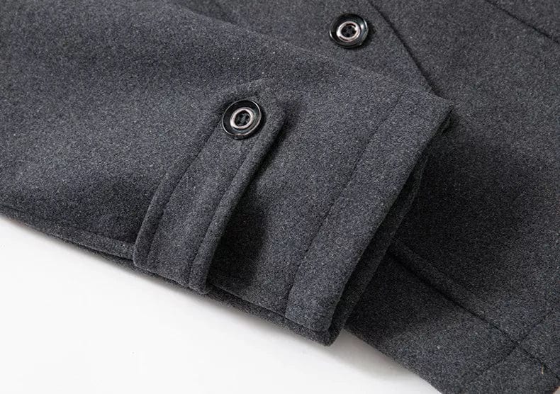 Veste d'hiver élégante Danoir Paris, tissu chaud et design sophistiqué, portée sur un mannequin avec col montant et boutons.
