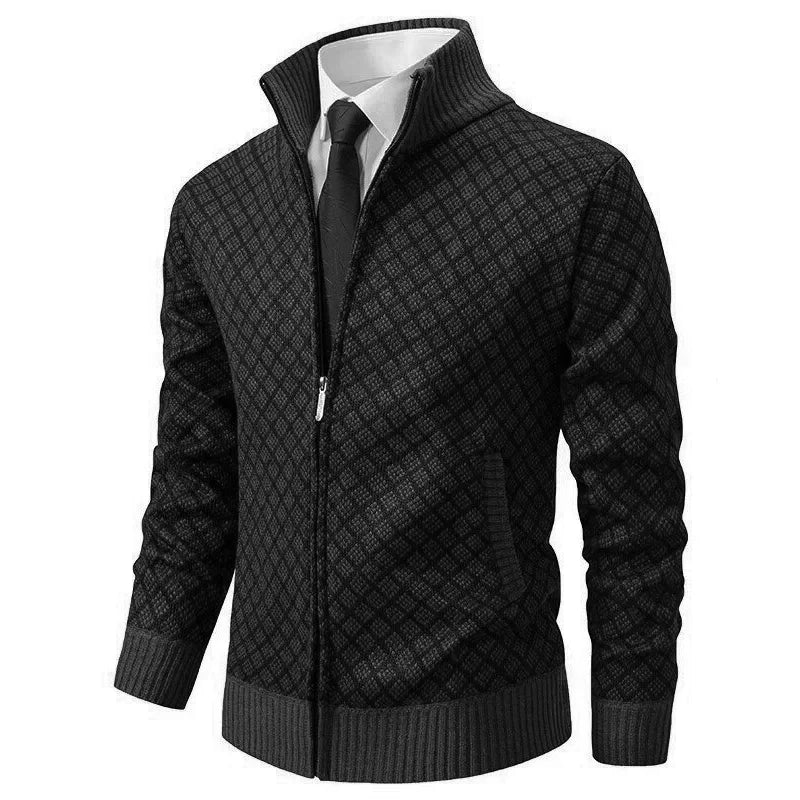 Cardigan décontracté de luxe Oliver de Danoir Paris, en noir, taille XS, en laine douce, porté sur un fond neutre.