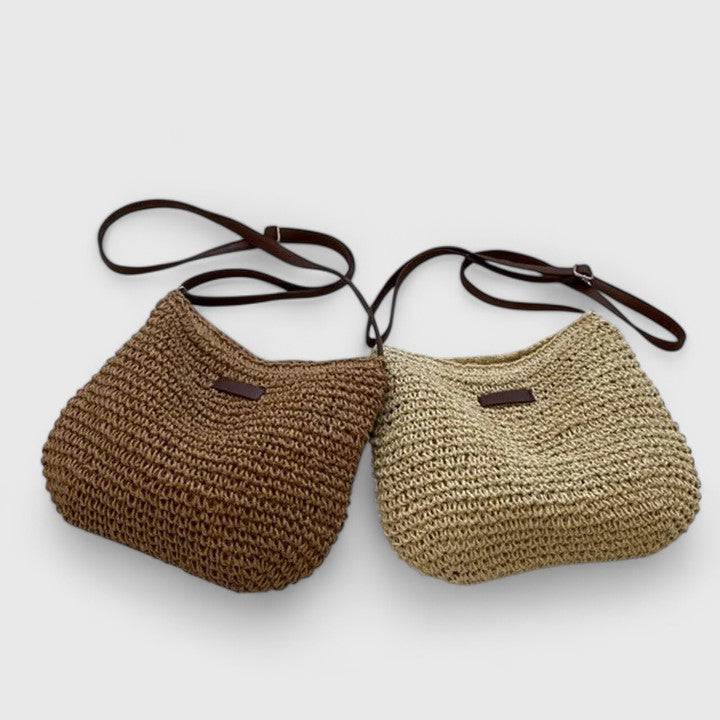 Sac élégant Kathy de Danoir Paris, en cuir noir avec détails dorés, porté sur l'épaule, style sophistiqué et moderne.
