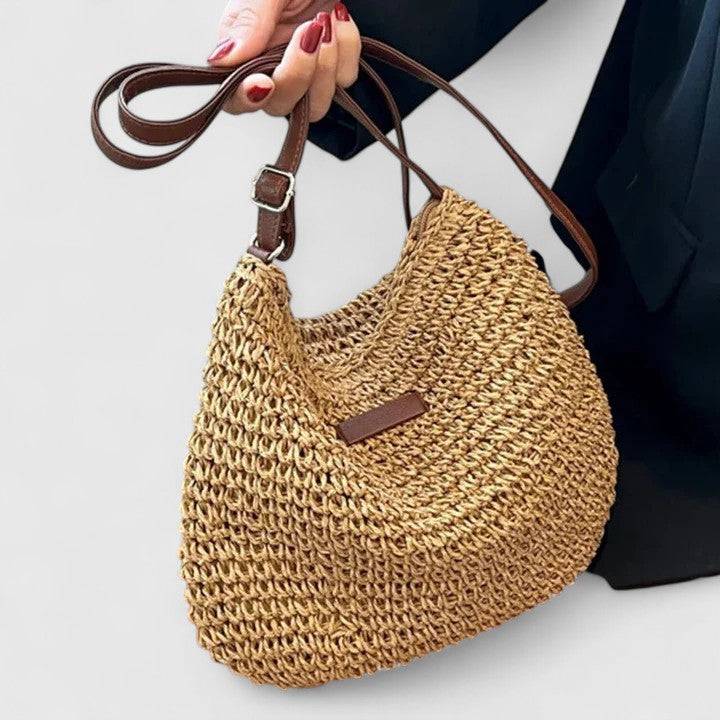 Sac élégant Kathy de Danoir Paris, en cuir noir avec poignée en métal doré, vue de face sur fond neutre.