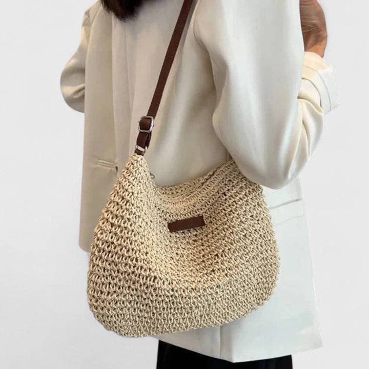 Sac Kathy élégant de Danoir Paris, en cuir noir avec poignées en métal et détails sophistiqués, vue de face.