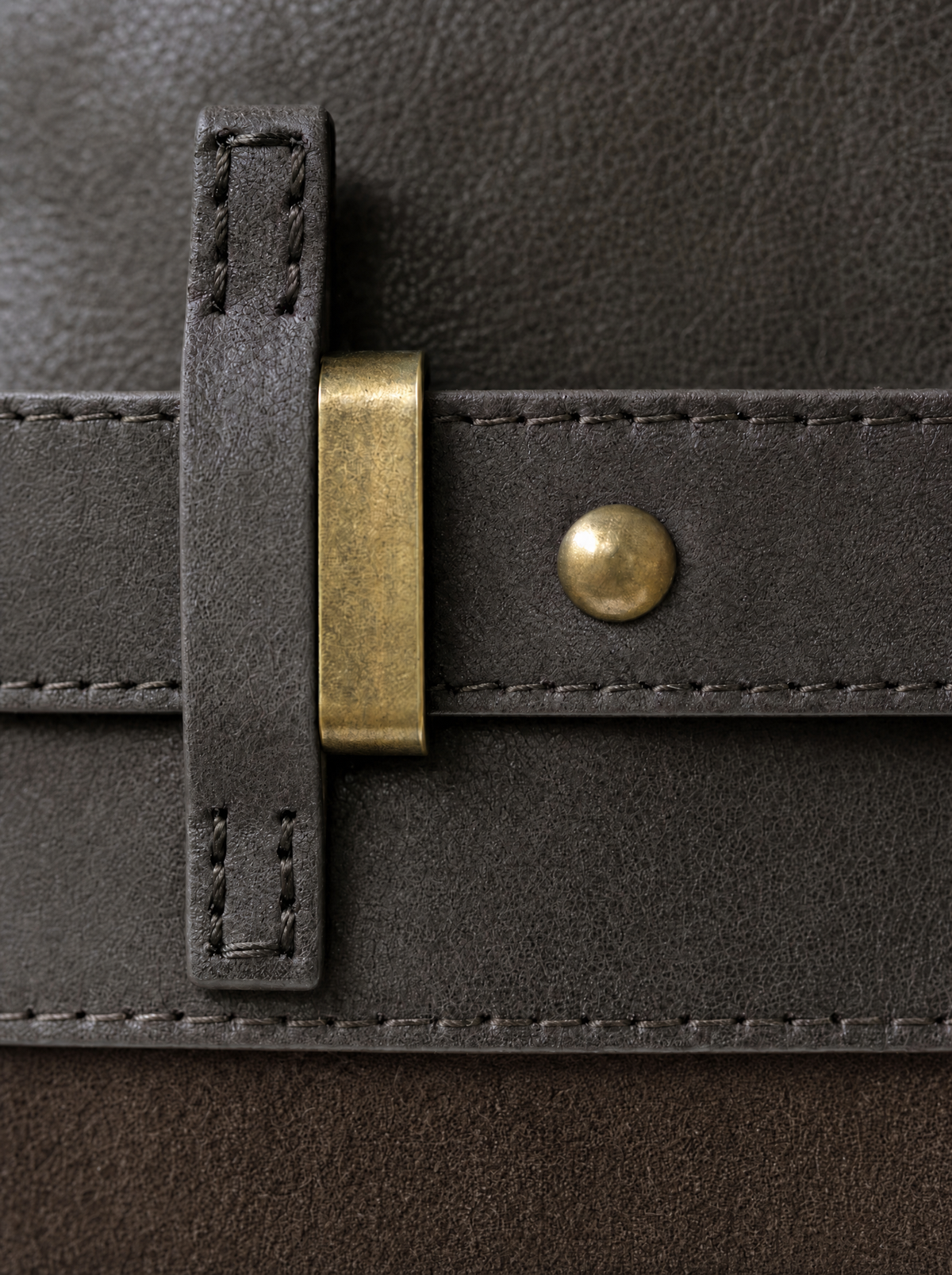 Sac tote en suède Juliette de Danoir Paris, detail du matériau et des coutures, avec poignées en cuir et finition élégante.