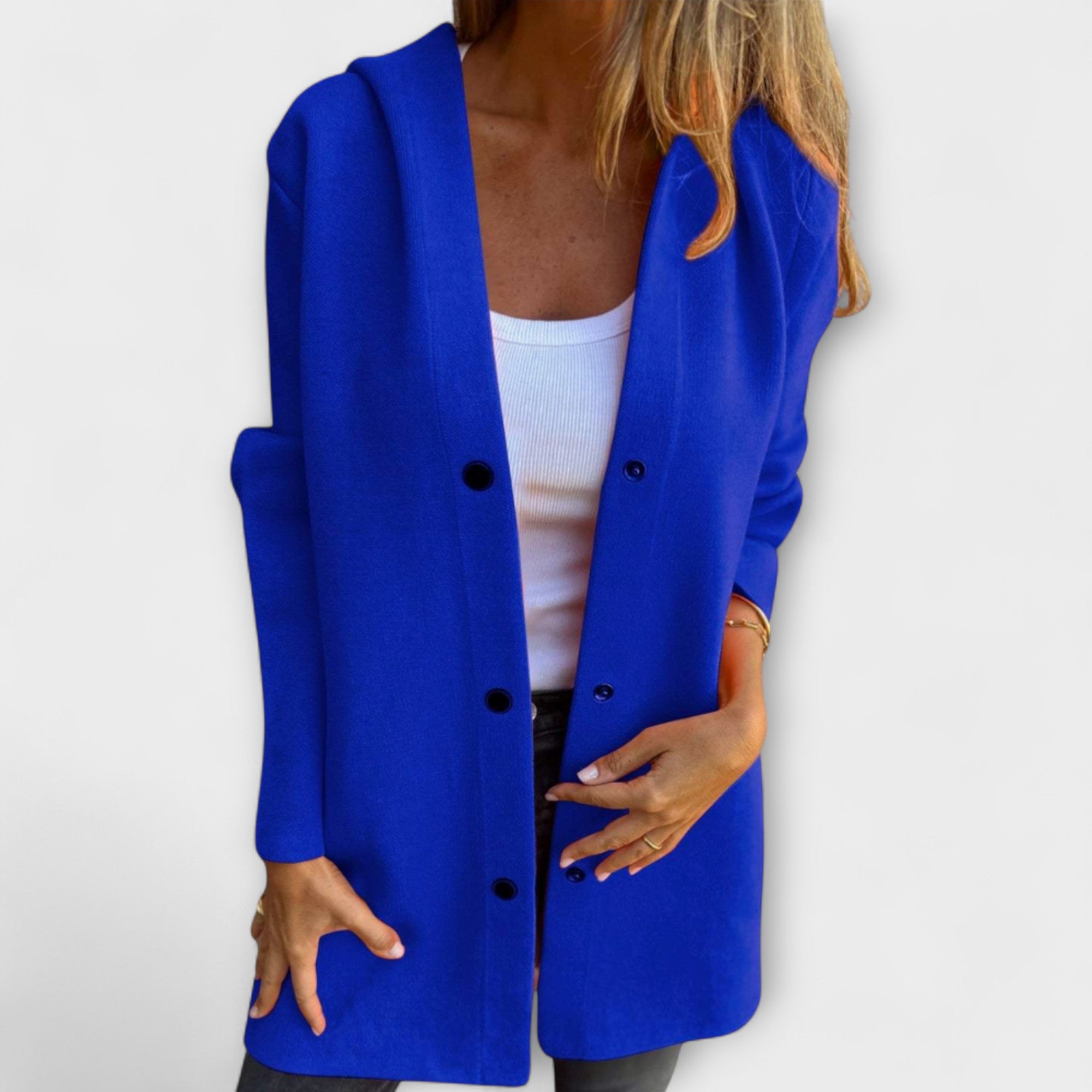 Veste élégante pour femme Danoir Paris Rhyvian, coupe sophistiquée, tissu chic et détails modernes visible sur cette image.