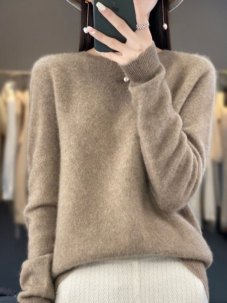 Pull en coton Danoir Paris Anette, confortable, doux, couleur neutre, porté sur mannequin avec col rond et manches longues.
