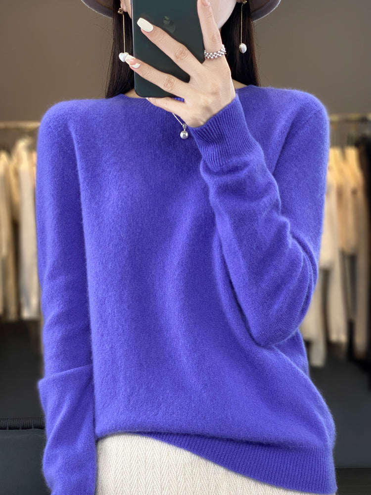 Pull en coton confortable Anette de Danoir Paris, gris clair, porté avec col rond et manches longues, tissu doux et décontracté