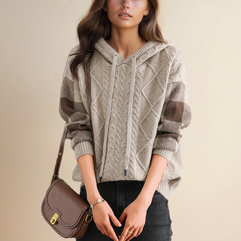 Pull à capuche tressé Emily de la collection #1752, marque Danoir Paris, en maille douce et tendance.