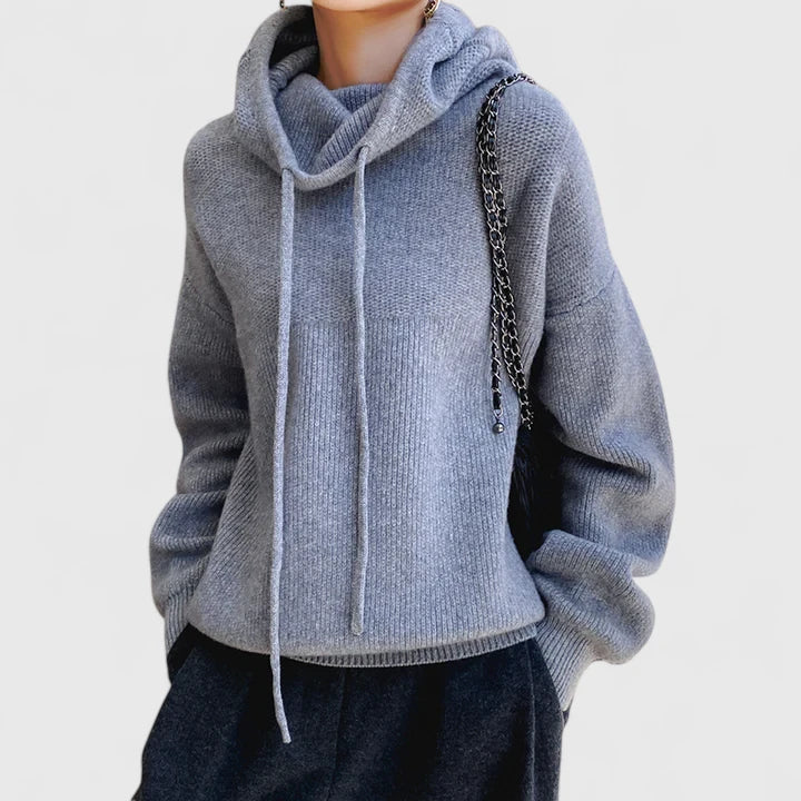 Sweat à capuche confortable Marie de Danoir Paris, en coton doux, couleur gris clair, porté sur un mannequin.