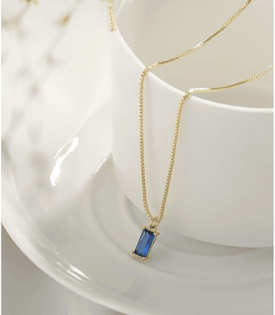 Collier minimaliste en saphir de Danoir Paris, pendentif élégant en pierre précieuse bleue sur chaîne fine en or ou argent.