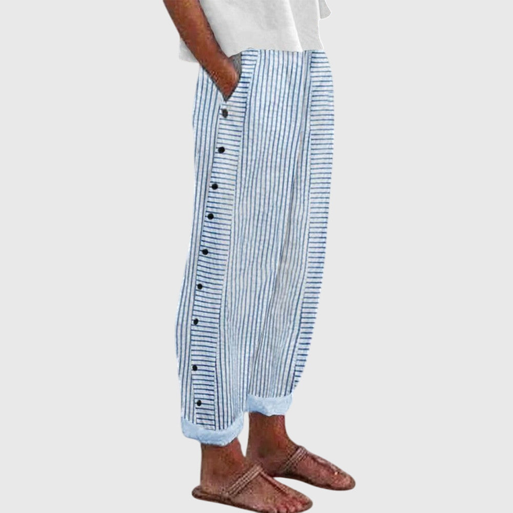 Pantalons élégants pour femmes Bertha™ de Danoir Paris, coupe moderne et tissu sophistiqué, porté avec une blouse blanche.