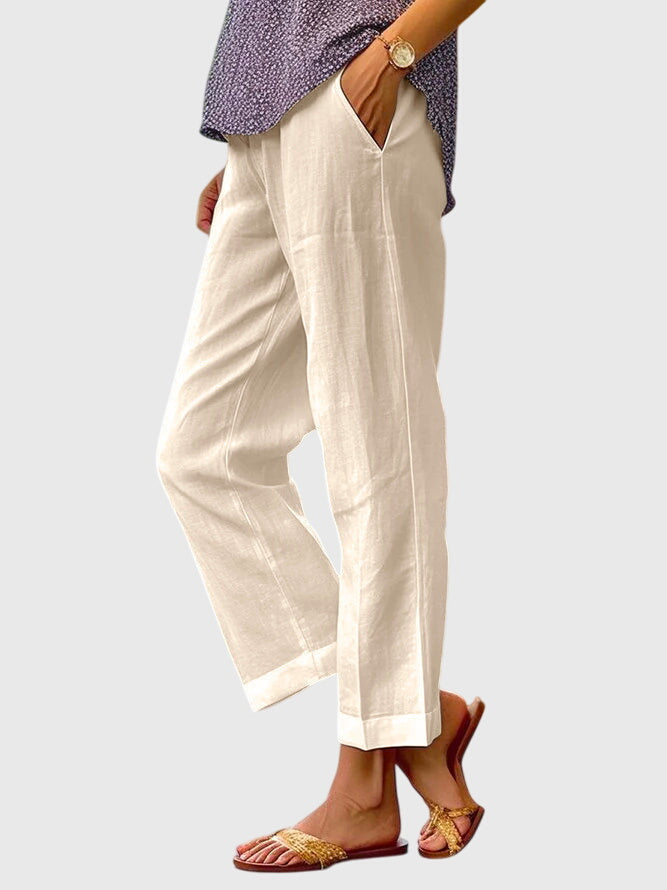 Pantalons d'été élégants pour femme Elaine™ de Danoir Paris, tissu léger et coupe moderne, porté en extérieur
