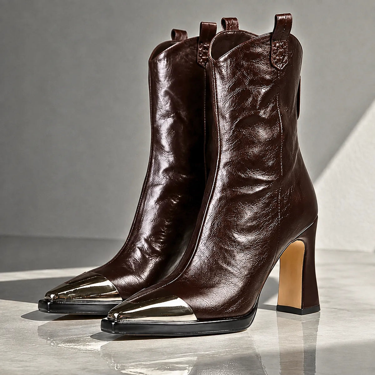 Bottines western Ambre Danoir Paris avec bout métallisé en cuir brun clair et détails stylés, vue de face.