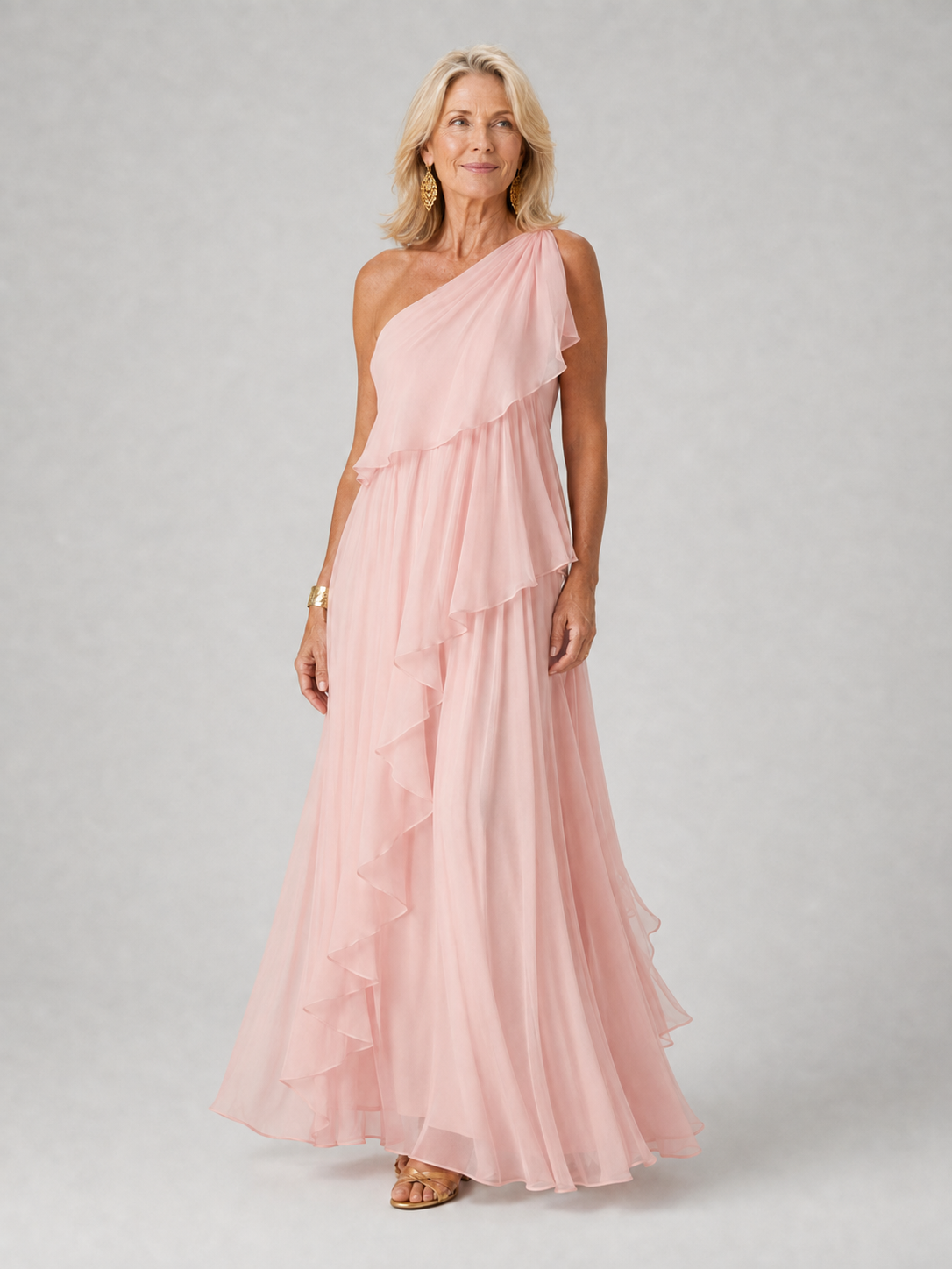 Robe longue femme Danoir Paris Victoria avec épaule dénudée et volants, tissu fluide et élégance sophistiquée.