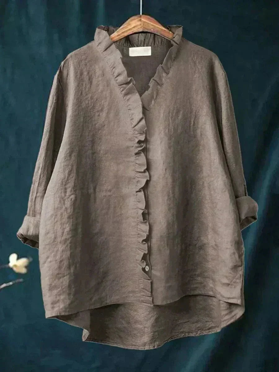 Blouse à volants Annette de Danoir Paris, tissu léger, style intemporel avec détails froncés et manches longues élégantes.