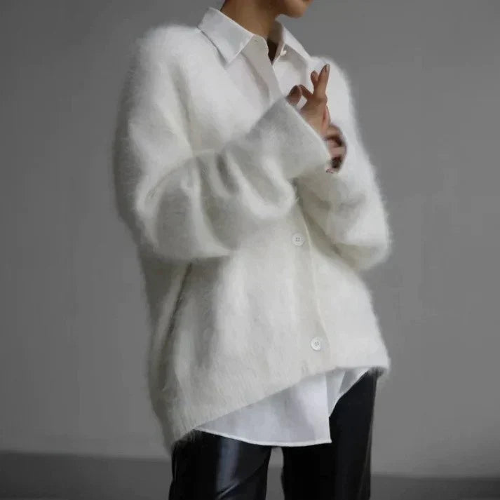 Cardigan décontracté pour femmes Scottie de Danoir Paris avec col en V, en laine douce, porté sur un mannequin.