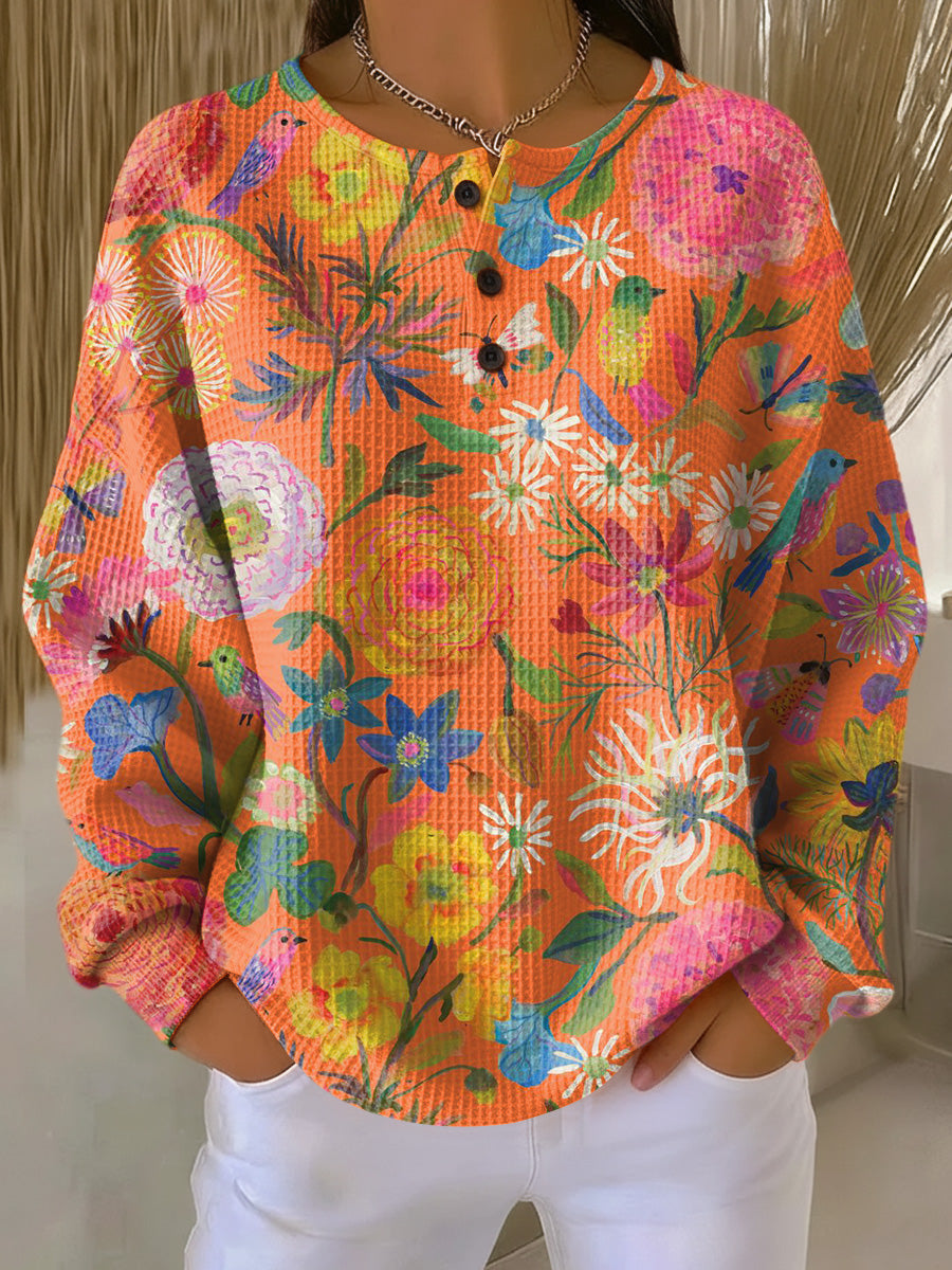Pull Freja Danoir Paris avec imprimé floral coloré, montrant le motif fleuri et la coupe du vêtement.