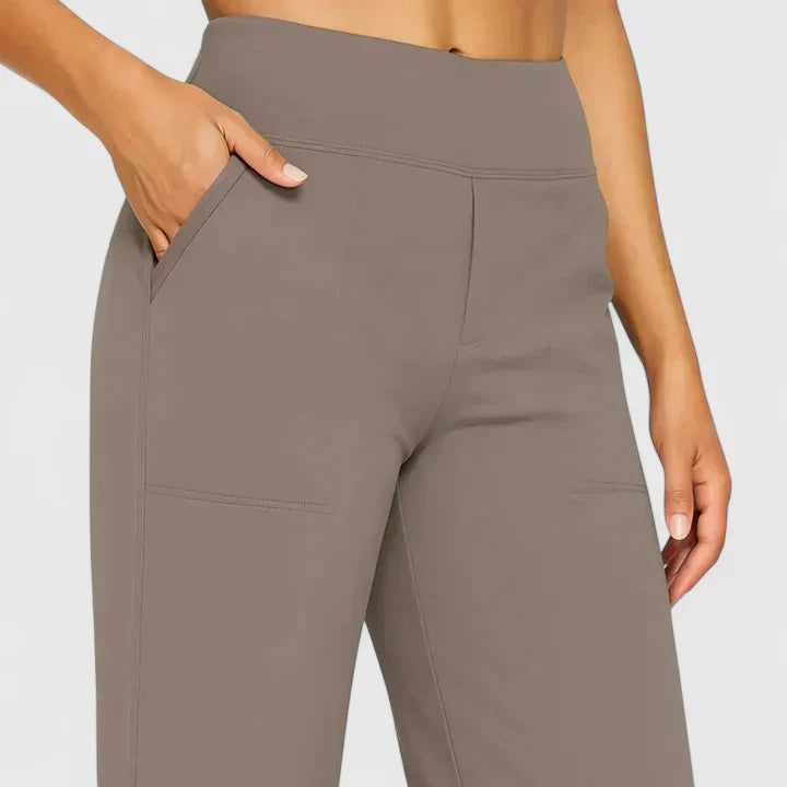 Pantalons élégants Danoir Paris Ame vus de face et de côté, tissu chic et coupe moderne.