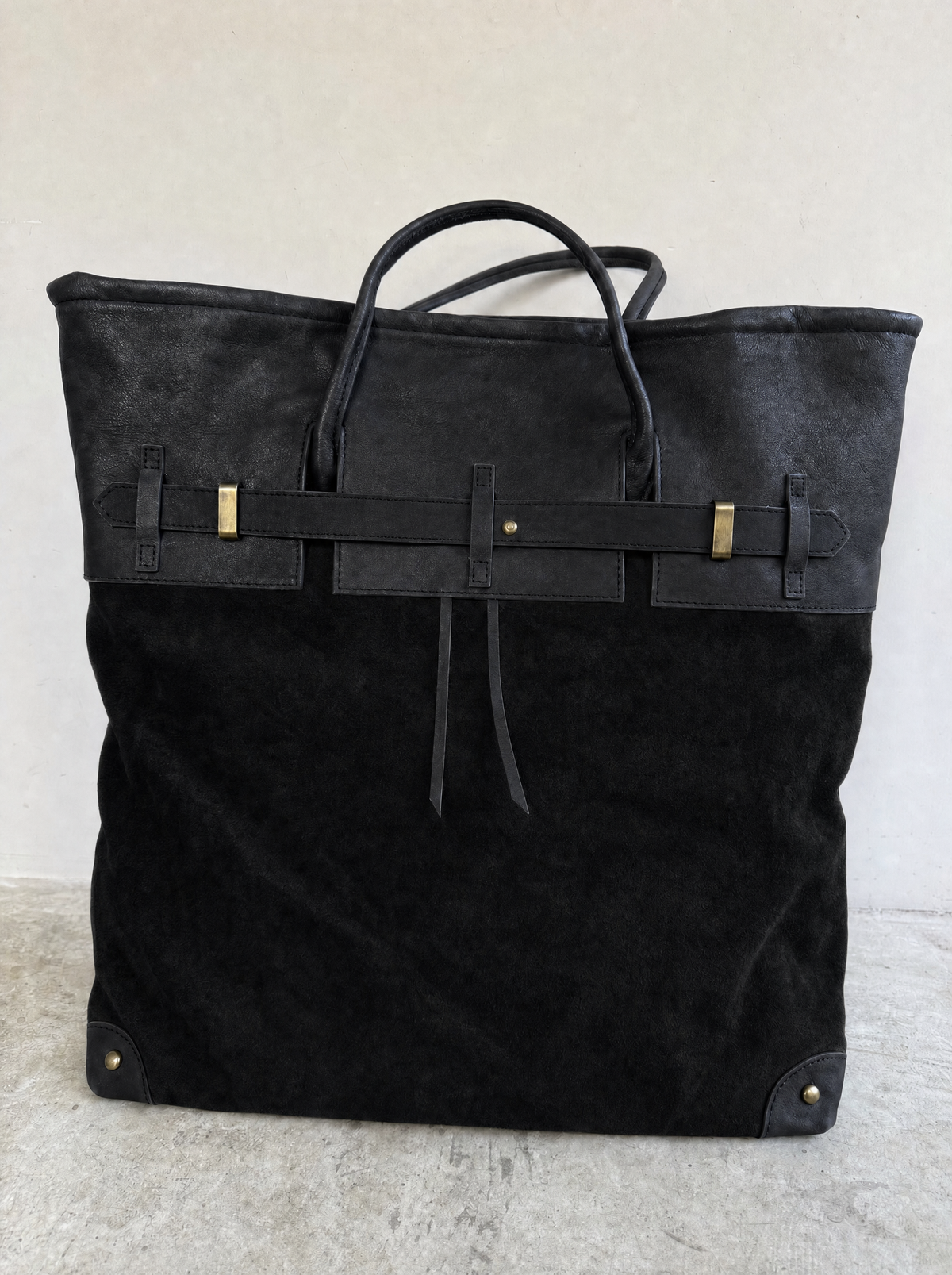 Sac cabas en suède Juliette de Danoir Paris vu de face, avec poignée et finition élégante.