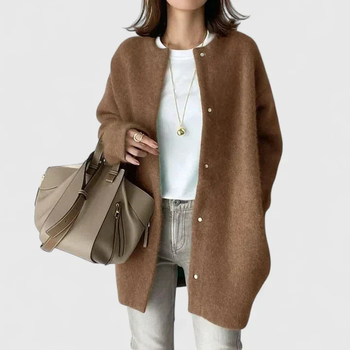 Veste thalienne confortable Danoir Paris en brun avec boutons, style cardigan de luxe, tissu moelleux et élégant.