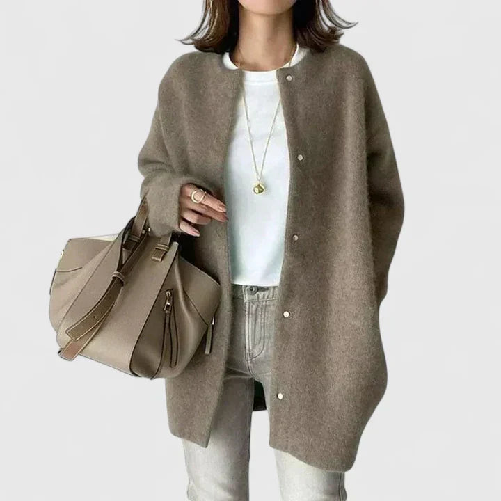 Veste Danoir Paris Thalienne en gris clair, veste confortable avec boutons, style cardigan luxe.