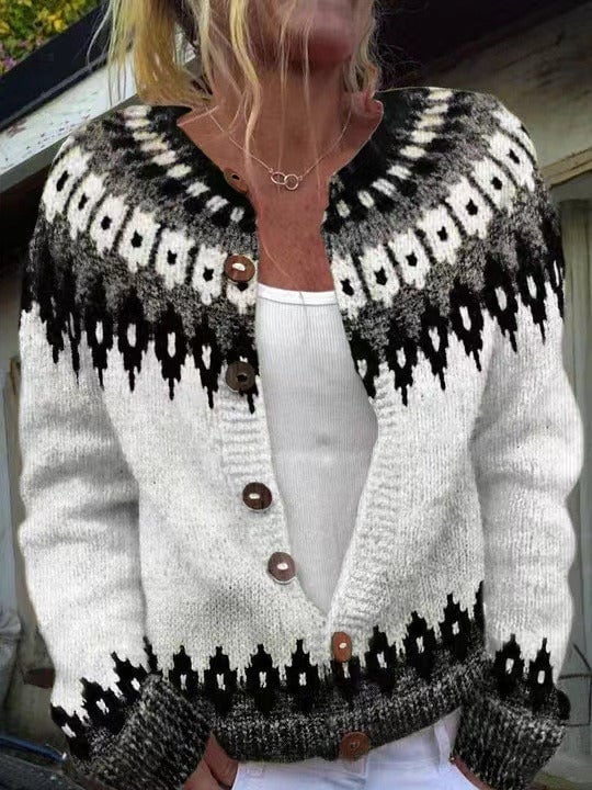 Cardigan FREJA™ Danoir Paris avec yoke géométrique, en maille douce, porté sur mannequin, détails modernes et élégants.