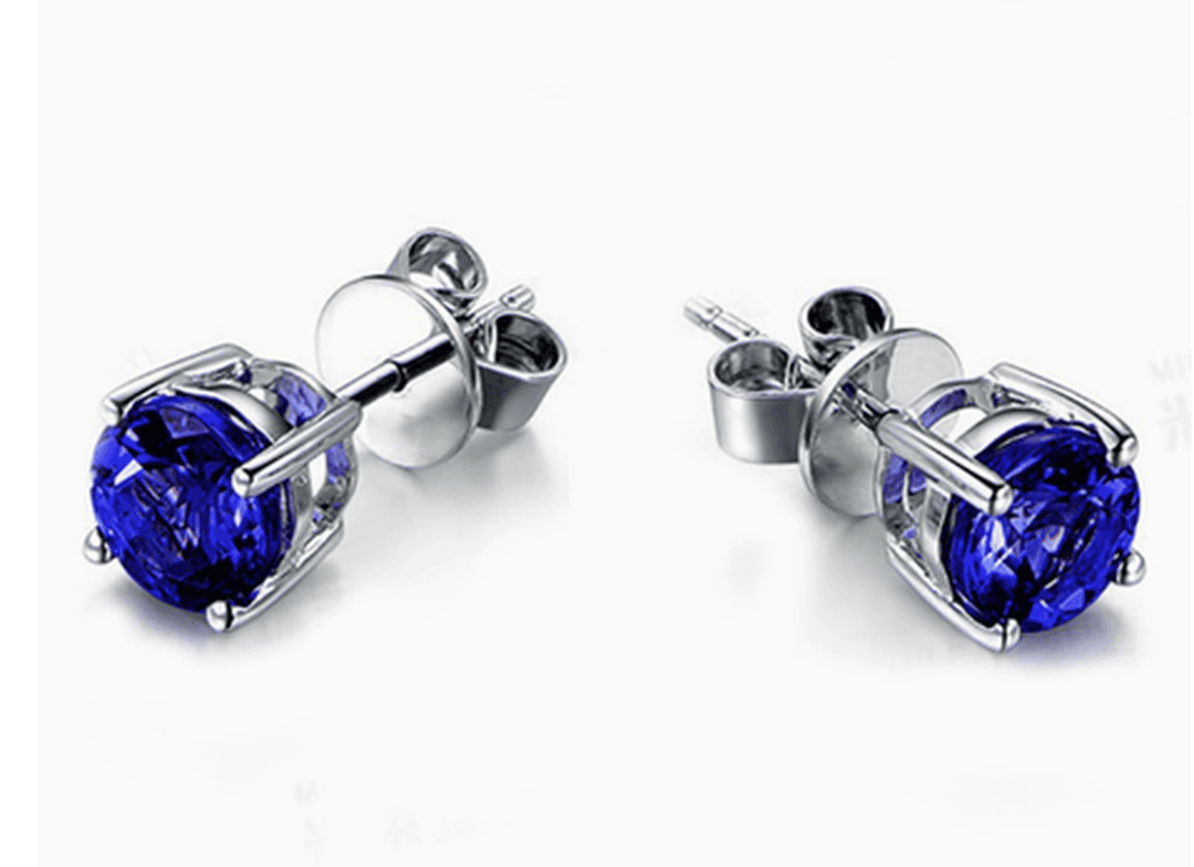 Boucles d'oreilles minimalistes en sapphires princesse, perçages en or blanc, par Danoir Paris, élégantes et modernes.