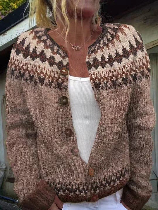 Cardigan femme Danoir Paris EBBA™ avec yoke Fair Isle, motif tricoté coloré et manches longues, porté sur un fond neutre.