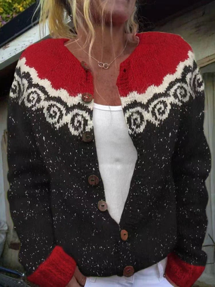 Cardigan NANNA™ en laine avec yoke en vague, de Danoir Paris, présenté en gros plan, couleur neutre et texture douce visible.