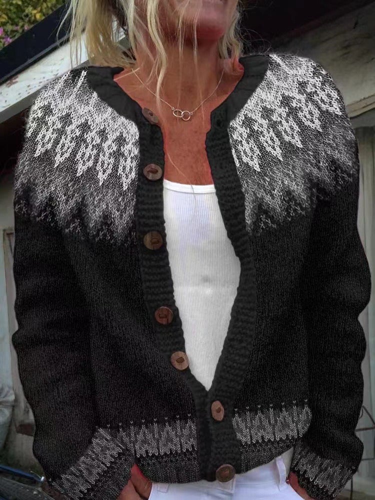 Cardigan Danoir Paris LOVISA avec yoke en plumes, manches longues et détail élégant en tissu doux.