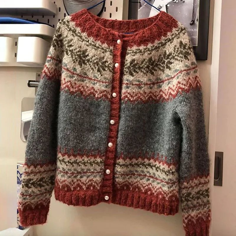 Gilet à rayures Fair Isle Danoir Paris, cardigan en laine avec motifs colorés, porté sur un mannequin.