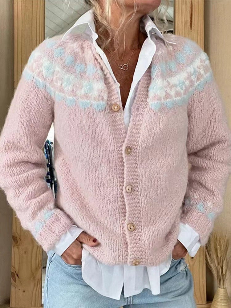 Cardigan MIRJA™ Danoir Paris à yoke Fair Isle avec motif tricoté coloré et manches longues, porté sur un mannequin.