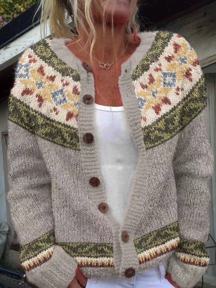 Cardigan Danoir Paris TUVA™ avec yoke floral, douce laine, manches longues et motif fleuri sur le devant.