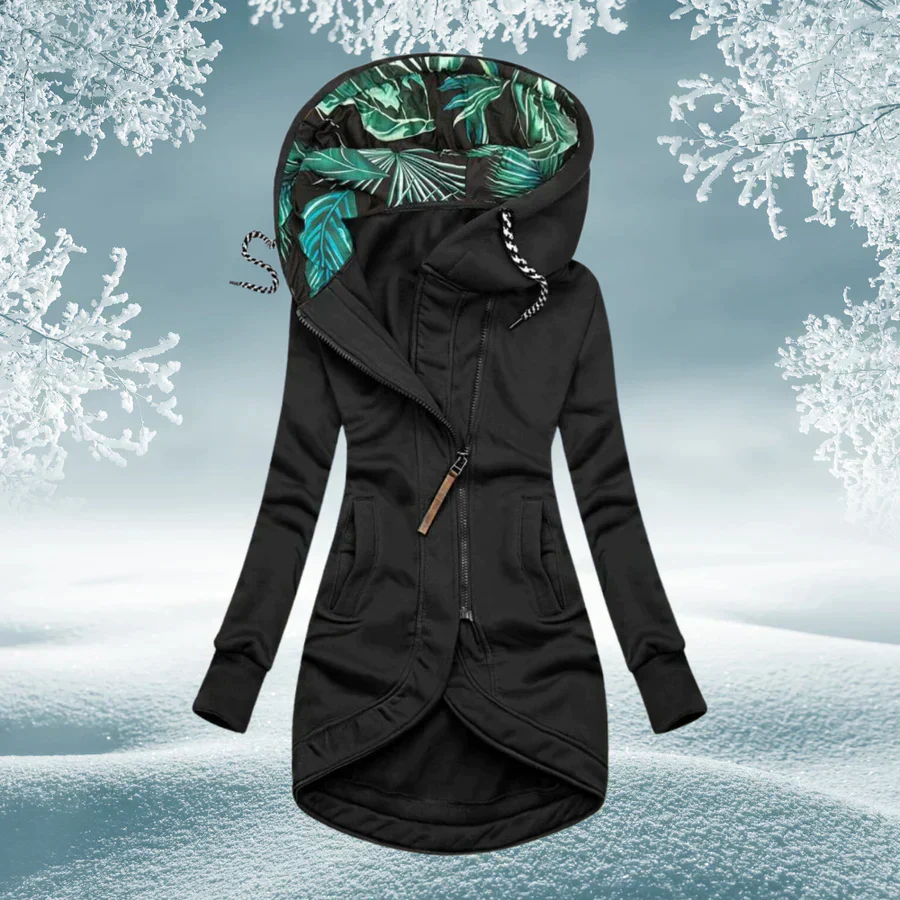 Veste de transition chaude Ann par Danoir Paris, en tissu doux, couleur neutre, avec col montant et fermeture éclair visible.