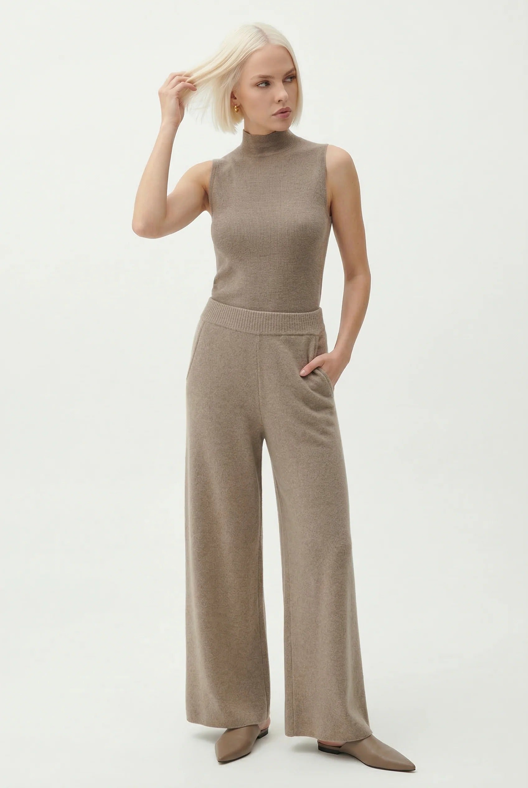 Pantalon Chloé de Danoir Paris porté, en tissu fluide, couleur neutre, avec coupe élégante et détails modernes.