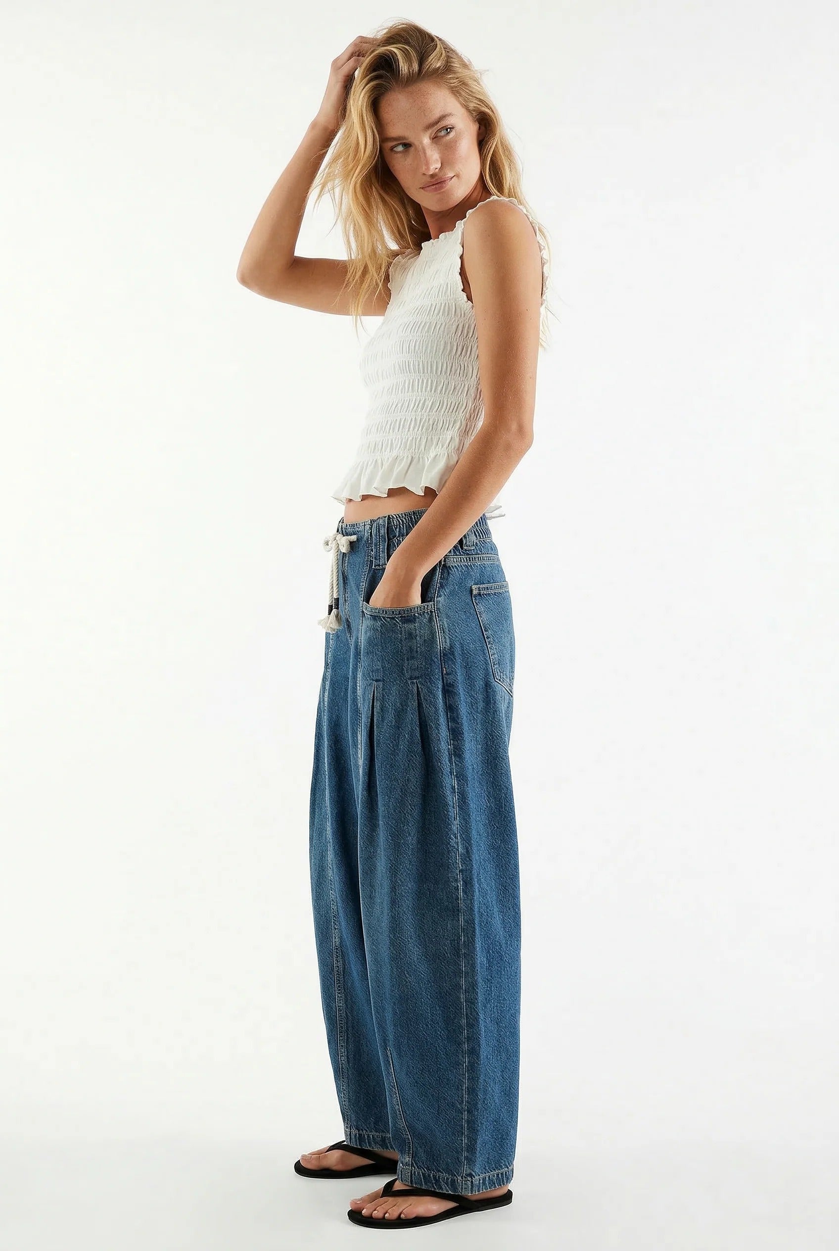 Pantalon Amélie de Danoir Paris porté, en tissu fluide avec coupe moderne, affiché sur un mannequin blanc.