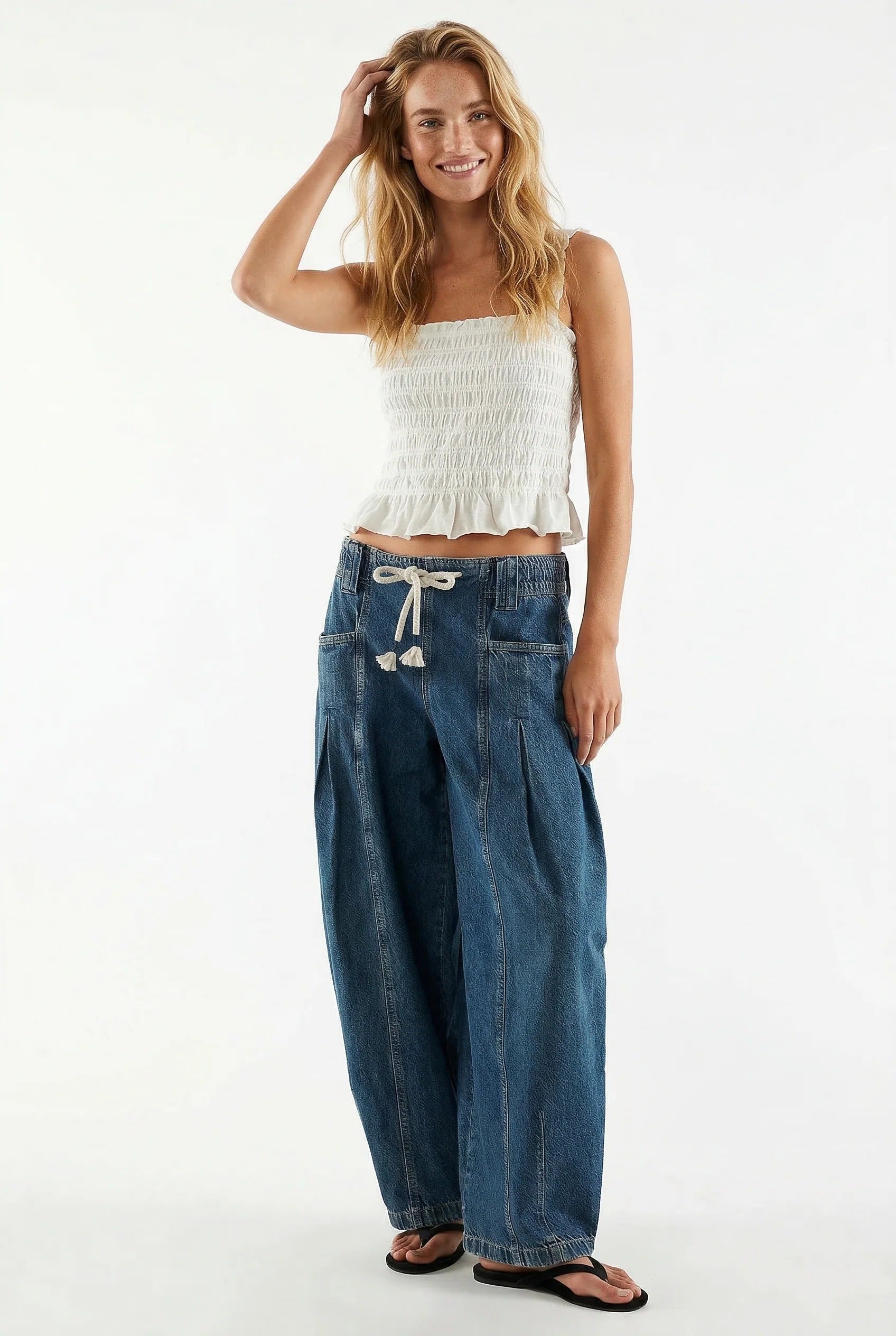Pantalon Amélie de Danoir Paris porté, vue en gros plan sur le tissu et la coupe élégante.