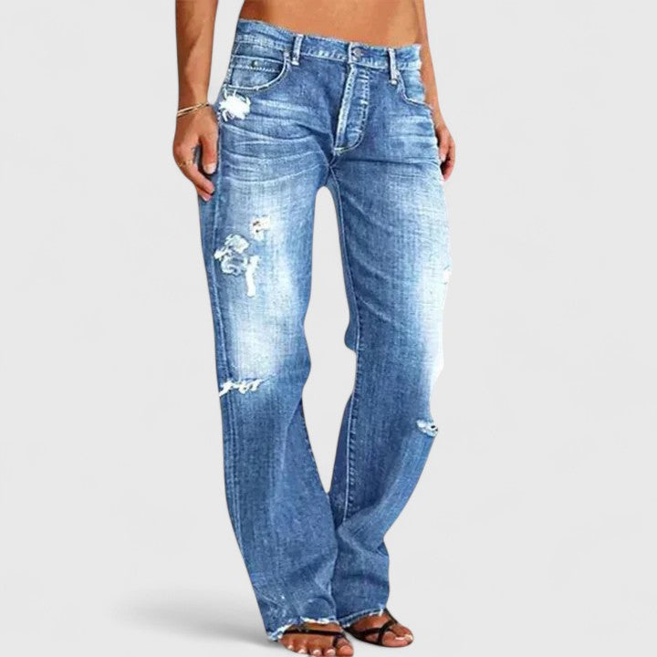 Pantalon femme Danoir Paris Lianette, jeans élégants avec coupe ajustée, en denim bleu clair, vue frontale.