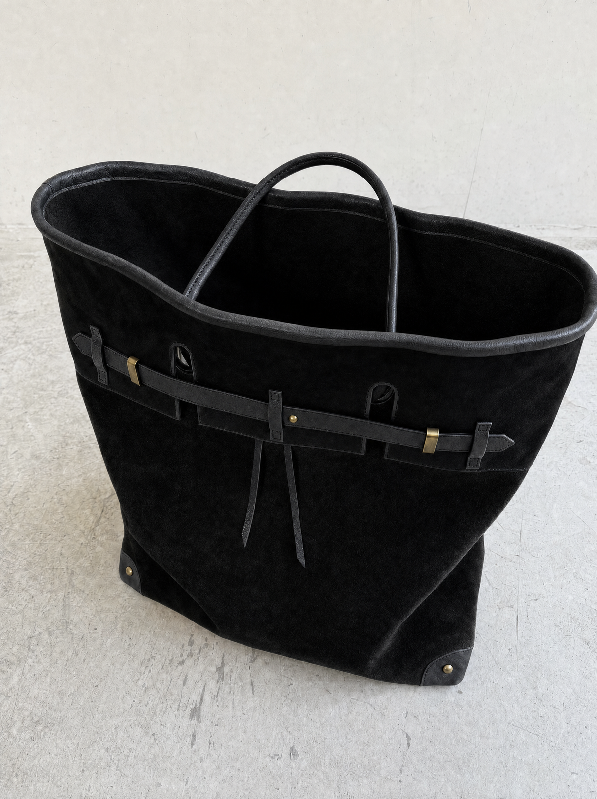 Intérieur d’un sac tote en suède Juliette de Danoir Paris, avec compartiments et finition élégante visible dans l’image.