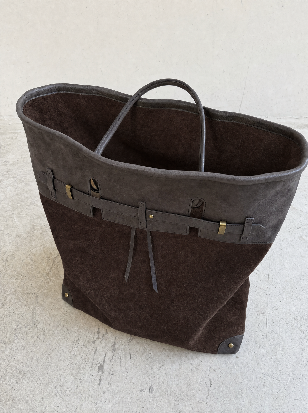 Intérieur d'un sac Tote en Suède Juliette de Danoir Paris, avec compartiments et doublure élégante.