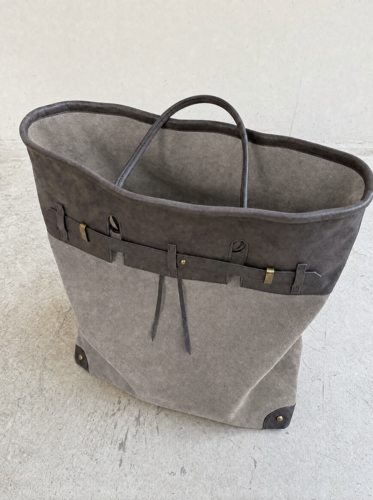 Intérieur d'un sac Tote en Suède Juliette de Danoir Paris avec compartiments en tissu et détails en cuir.