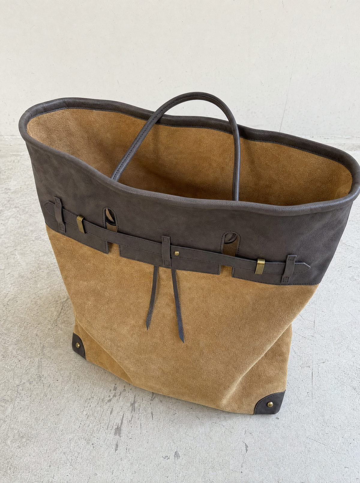 Intérieur d'un sac Tote en Suède Juliette de Danoir Paris, avec compartiments en tissu et détails élégants.