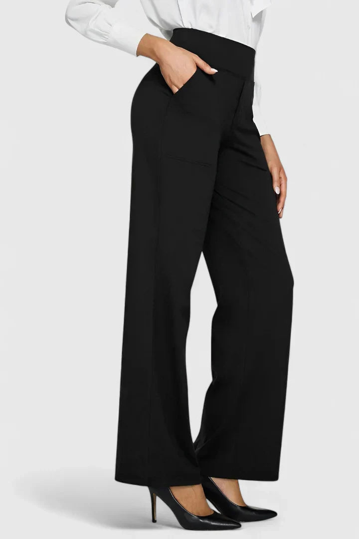 Pantalons élégants Ame de Danoir Paris, en tissu noir, portés avec des talons pour un look sophistiqué et professionnel.