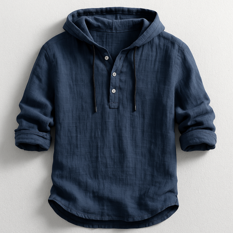 Chemise de luxe à capuche Danoir Paris™ en tissu doux, avec détails élégants, portée par un mannequin.
