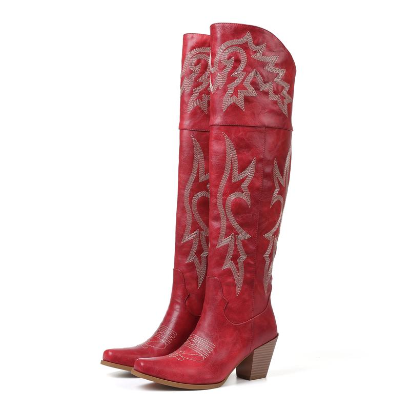 Bottes cuissardes style santiag Danoir Paris Joséphine, en cuir noir avec talon, portées par une femme dans une ambiance urbaine.